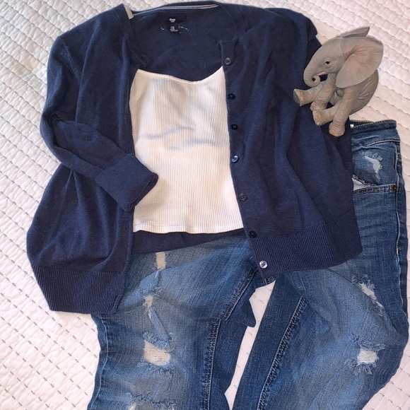 ✨ SALE 2/$15 ✨ GAP| fitted button cardigan - Picture 1 of 6